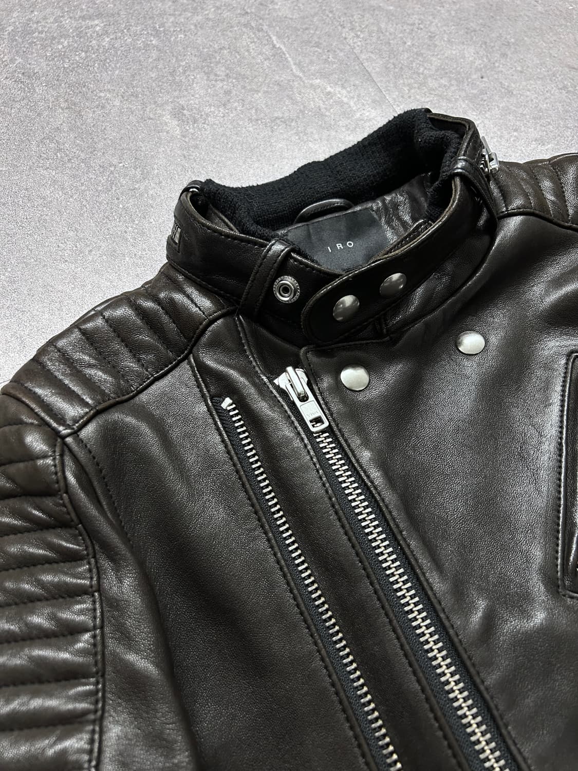 Iro 퀼티드 판넬 더블 짚 램스킨 자켓 상품이미지3