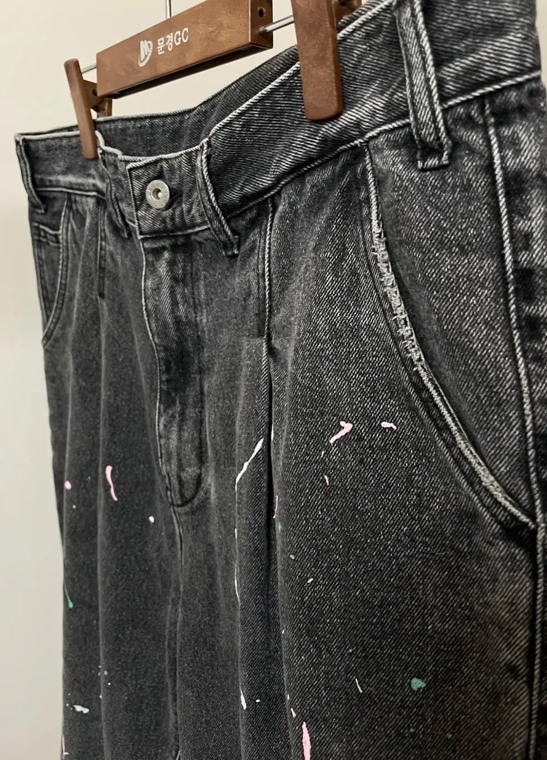 (L) 공백 흑청 페인팅 투턱 데님팬츠 상품이미지3