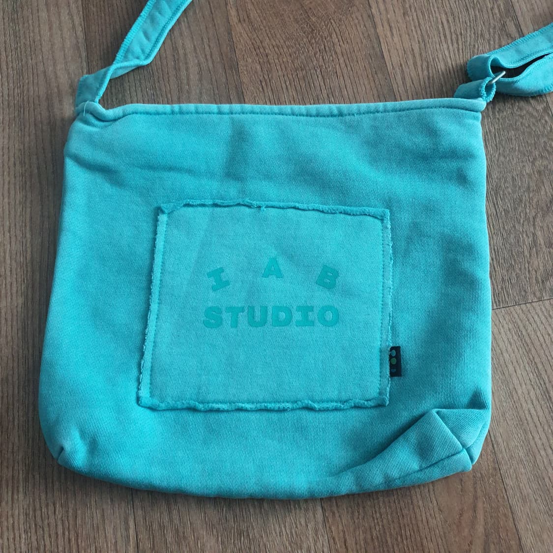 아이앱 스튜디오 피그먼트 스웨트셔츠 & 미니백 제이드 상품이미지3