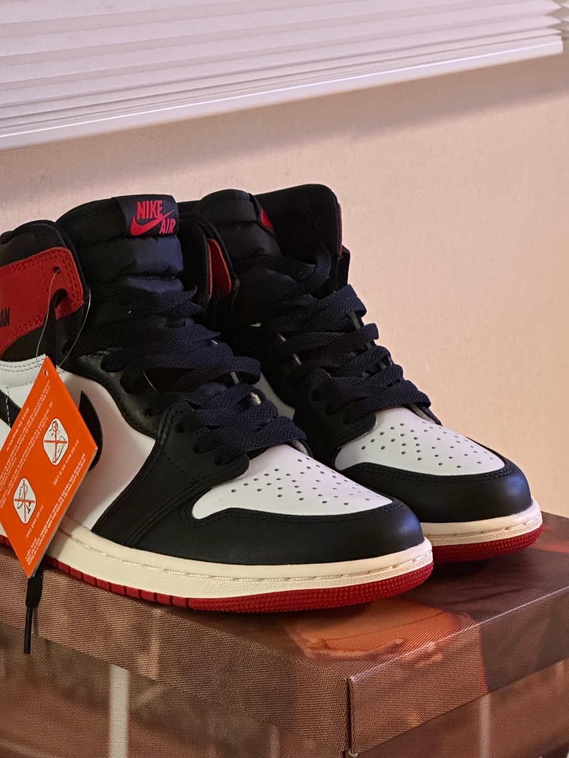 [새상품] 조던 1 레트로 하이 OG 블랙토 240 상품이미지1