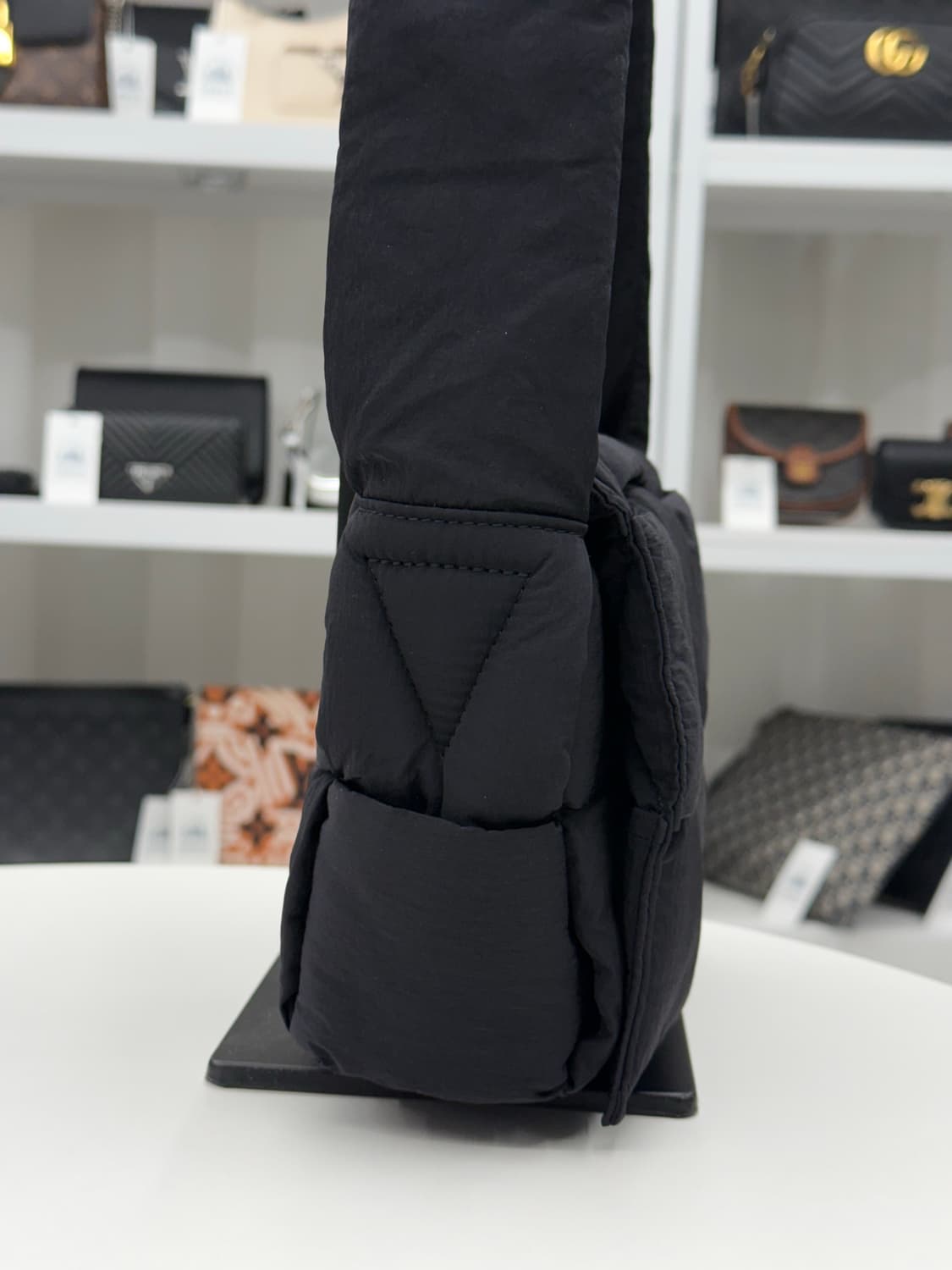 [S] 보테가베네타 패딩 테크 카세트백 상품이미지4