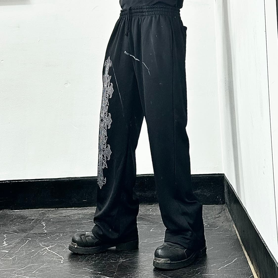 크로스 프린팅 블랙 와이드 트랙 팬츠 상품이미지4