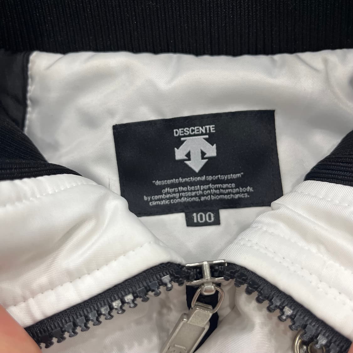 100 데상트 올드스쿨 스타디움 바시티점퍼 상품이미지4