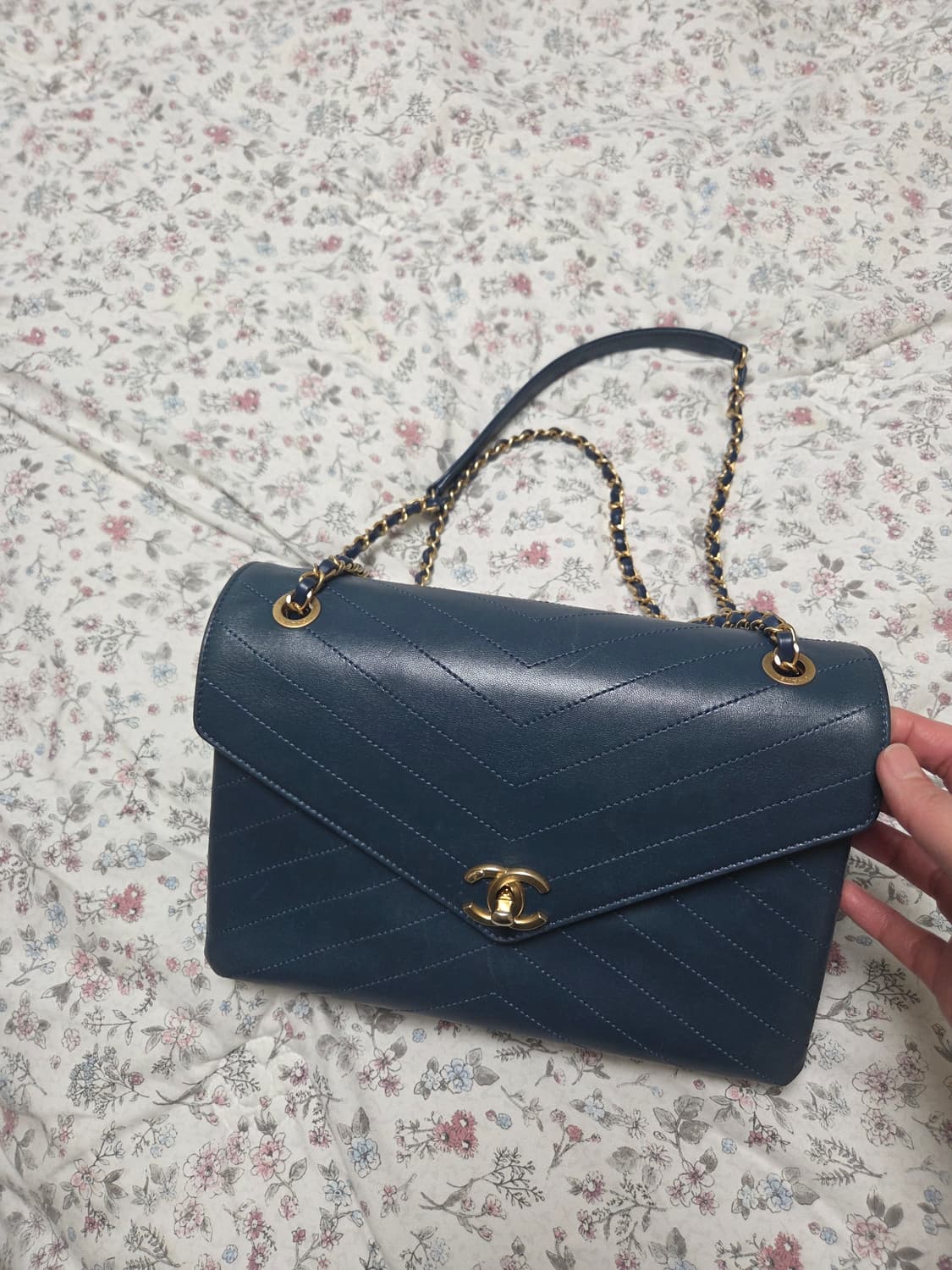 샤넬 쉐브론 브이 스티치 3단 플립백 상품이미지4