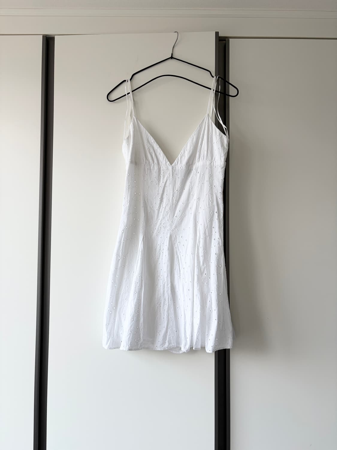 자라 펀칭 민소매 화이트 미니원피스 상품이미지1