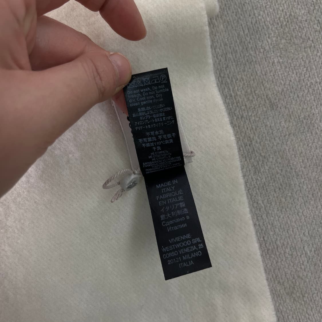 비비안 웨스트우드 자수로고 울 화이트 머플러  상품이미지5