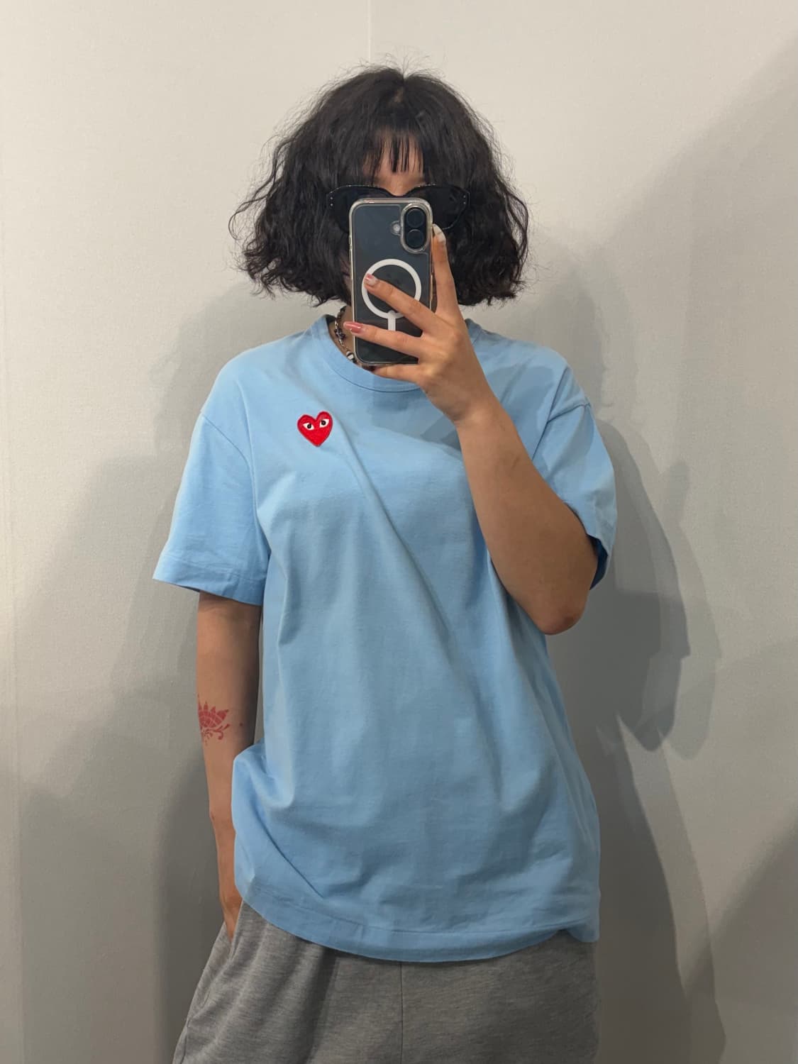 XL 플레이 꼼데가르송 레드 하트 와펜 로고 반팔 티셔츠 블루 상품이미지1