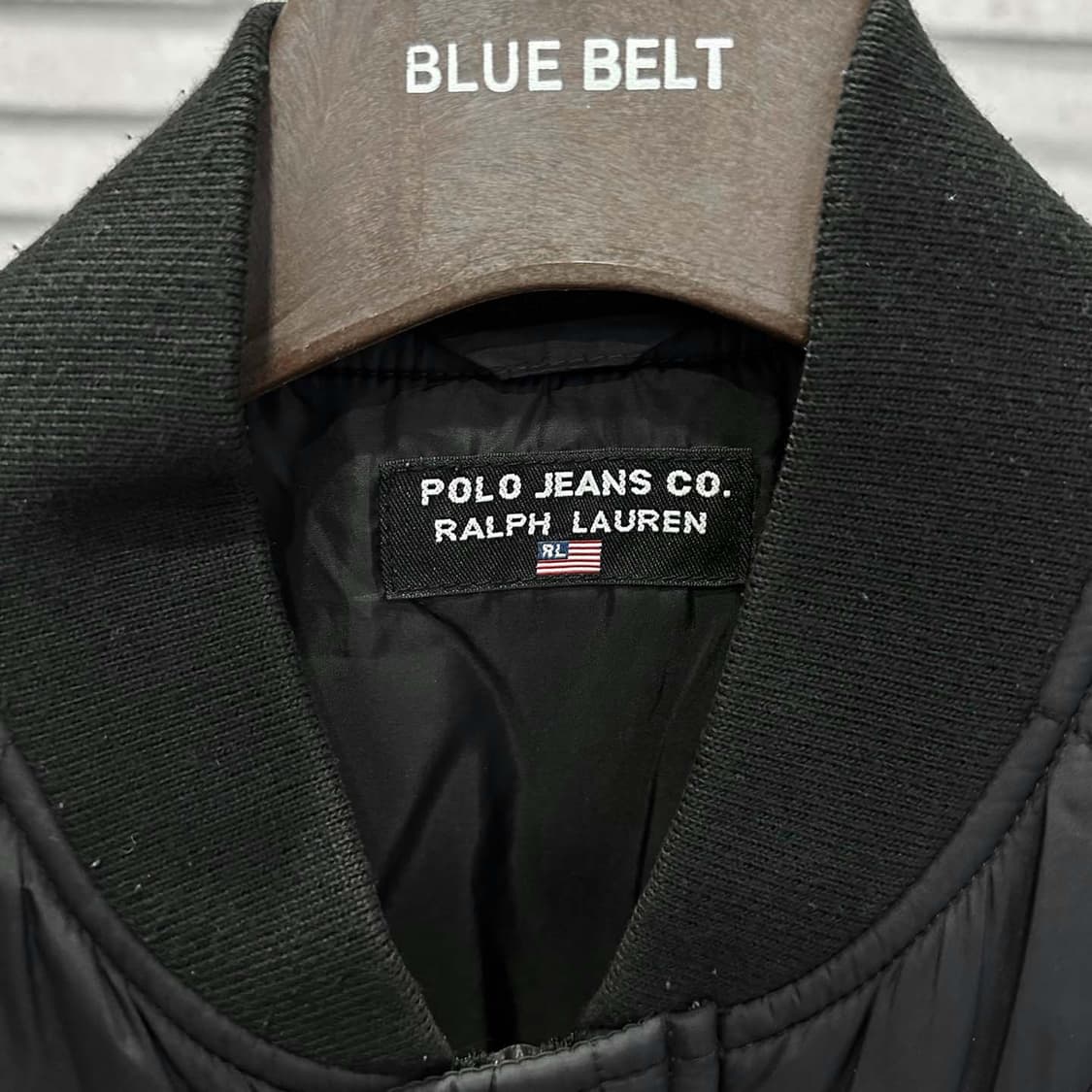 폴로 진스 퀼팅 자켓 리브드 카라넥 투포켓 소매 로고 디테일 블랙 상품이미지5