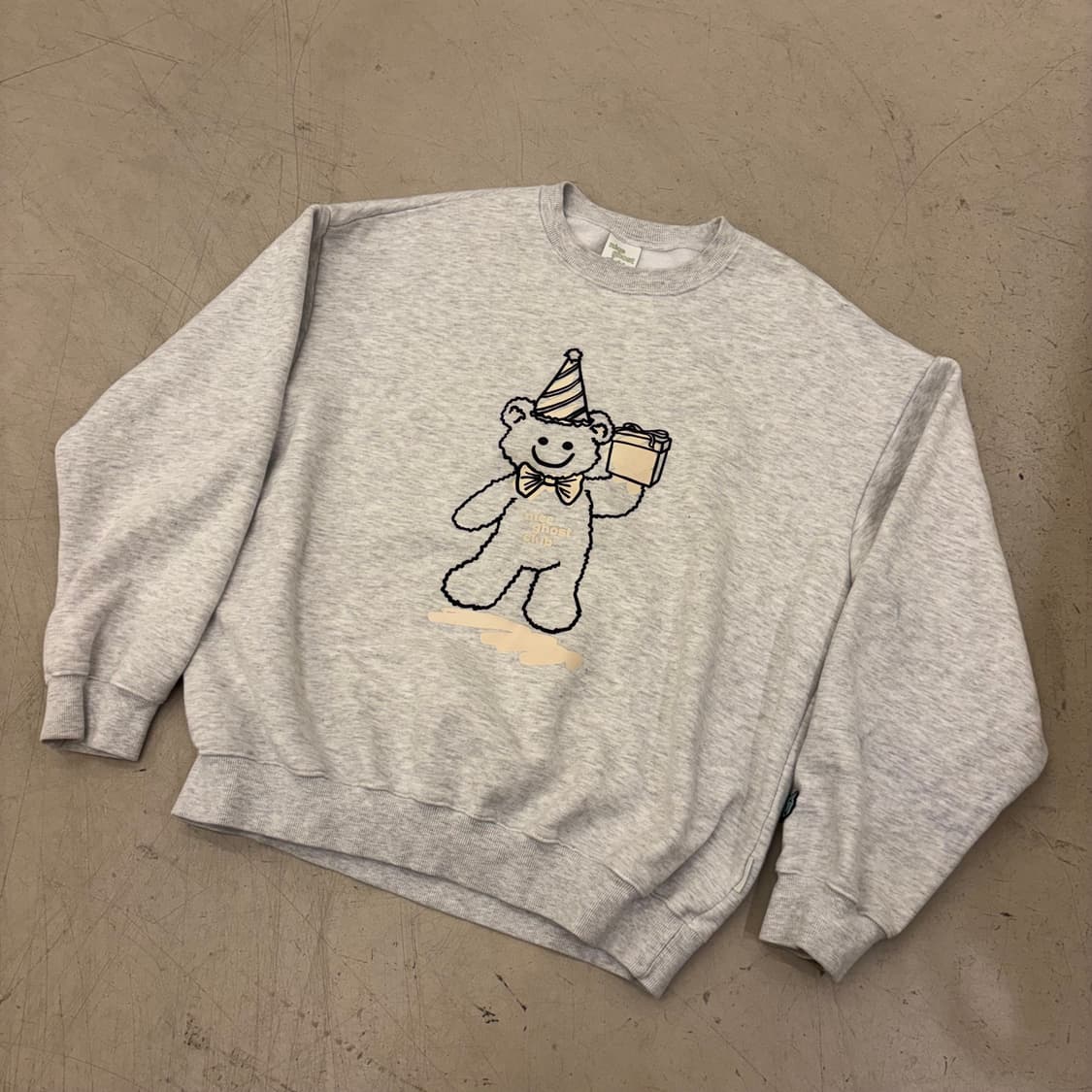 나이스고스트클럽 베어 빅로고 그레이 맨투맨 상품이미지1