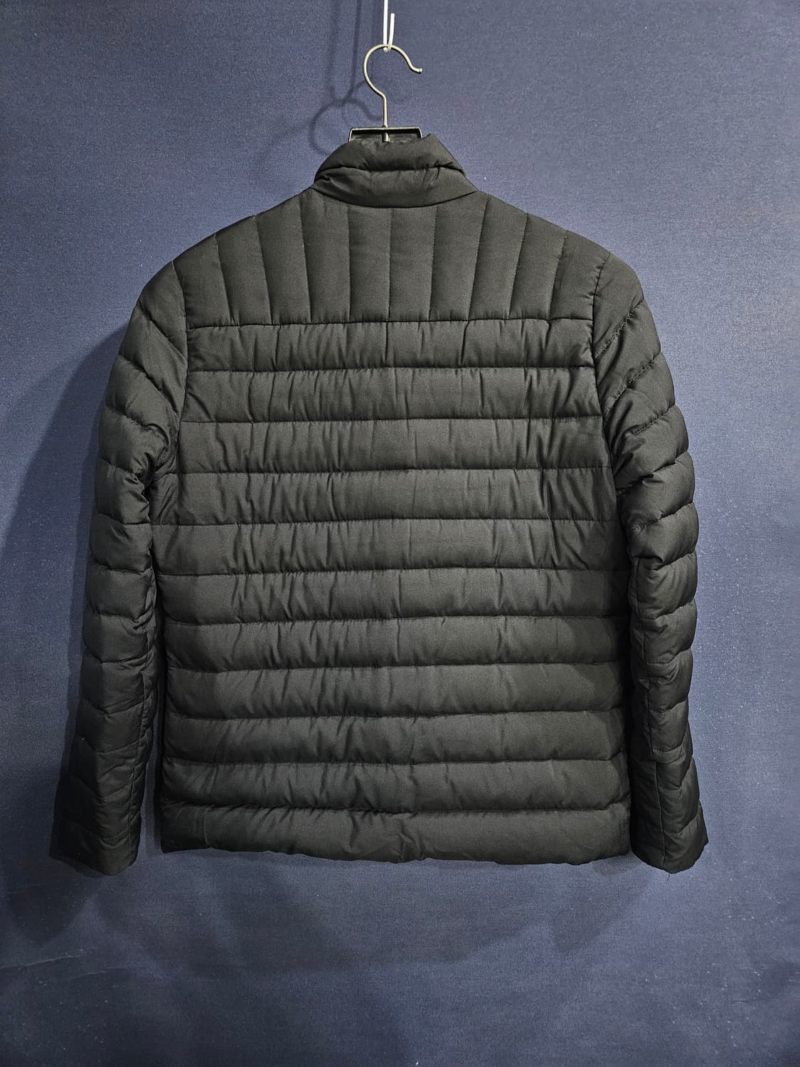 데상트 블랙컬러 남성 슬림핏 95 덕다운 경량패딩  상품이미지2