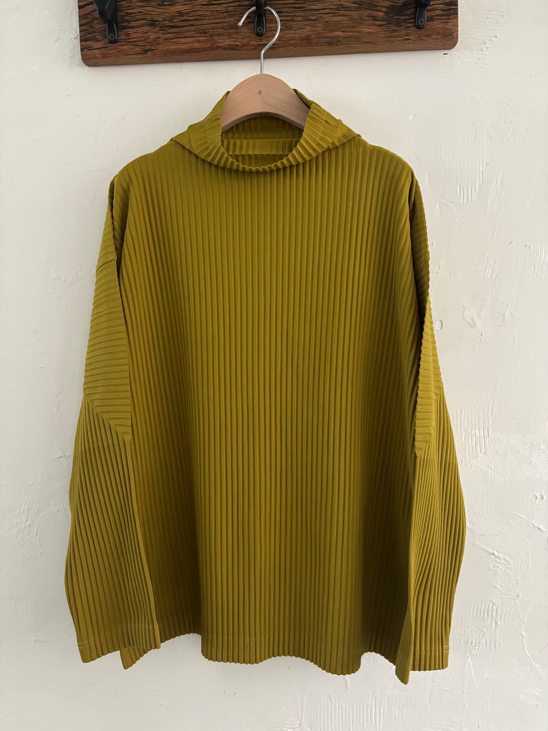 이세이미야케 옴므플리셰 플리츠 하이넥 컷소우 올리브 롱슬리브 상품이미지4