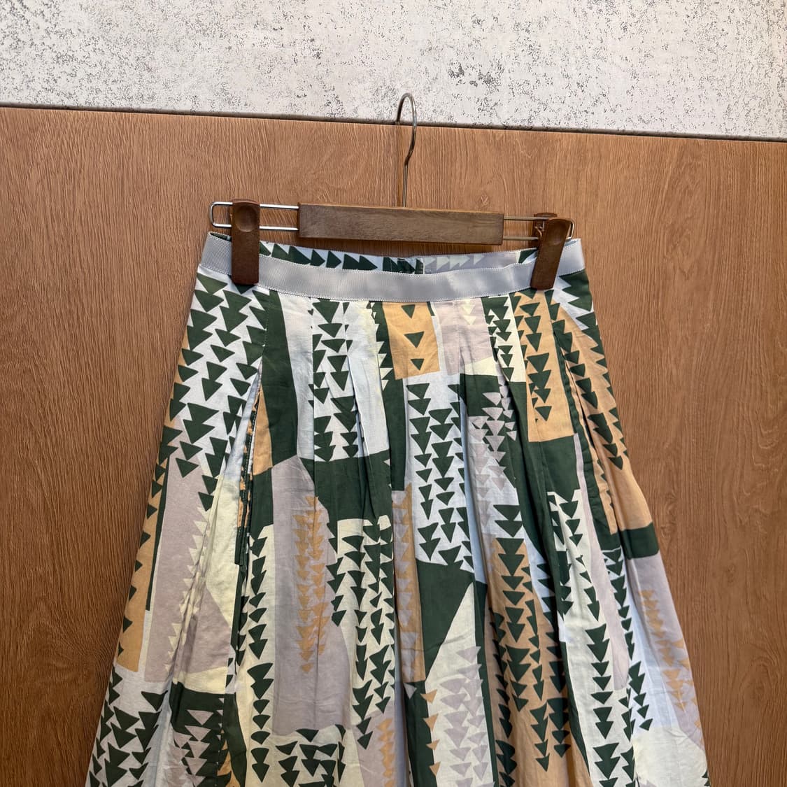 마가렛 호웰 미디 플레어 스커트 지오메트릭 패턴 핀턱 플리츠 디테일 그린 상품이미지3