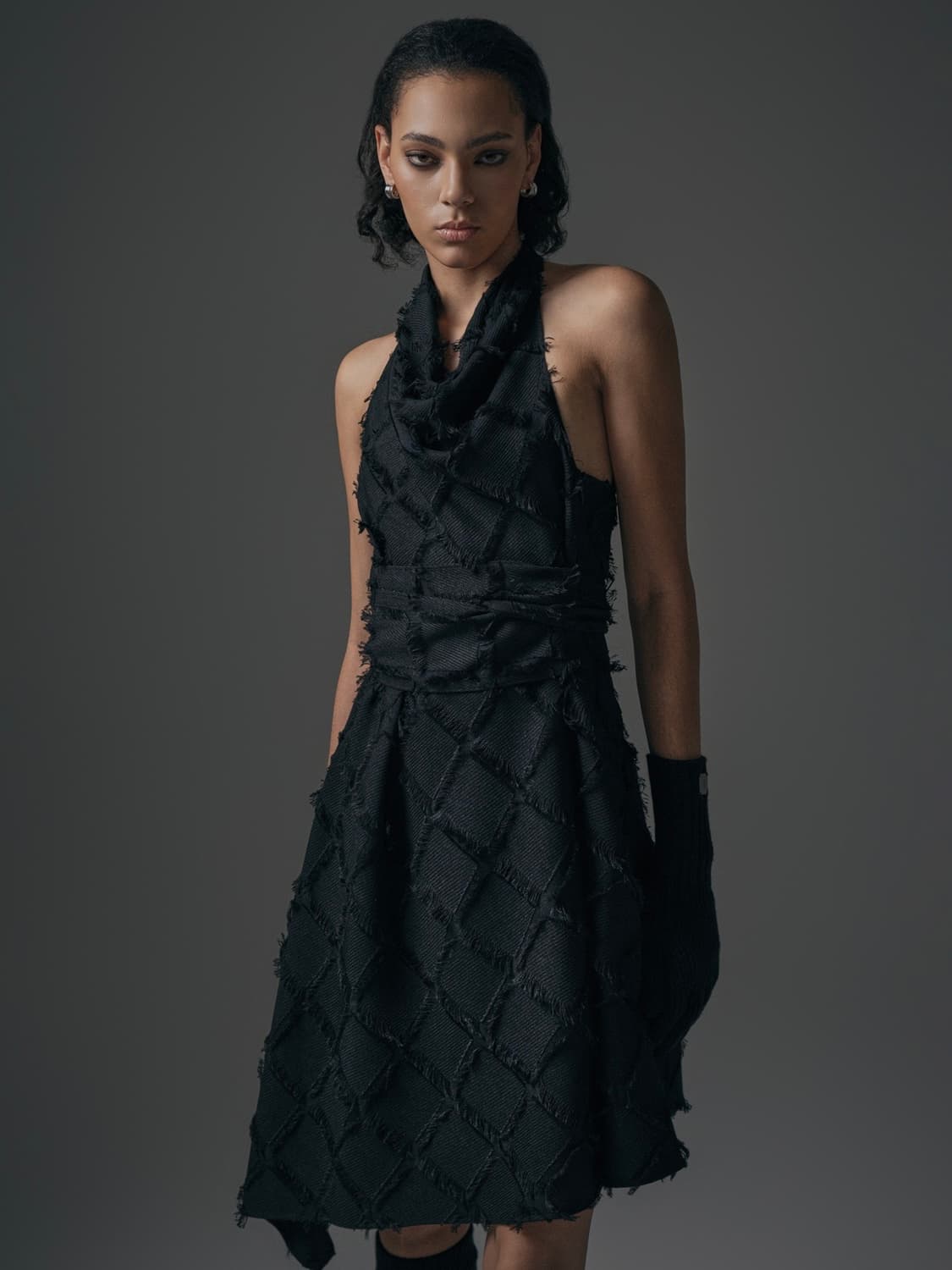 [새상품]트리밍버드 프린지 홀터넥 드레이프 원피스 블랙 상품이미지1