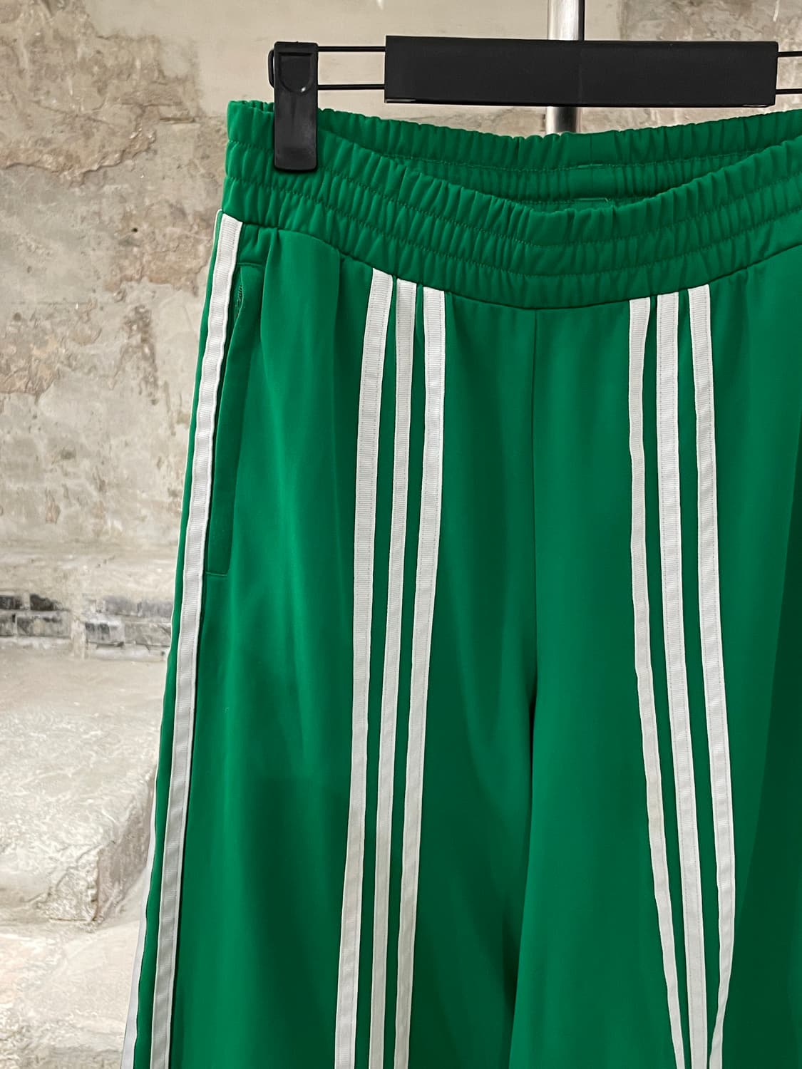 아디다스 x 최지원 그린 스트링 니 플레어 트랙 팬츠 상품이미지2