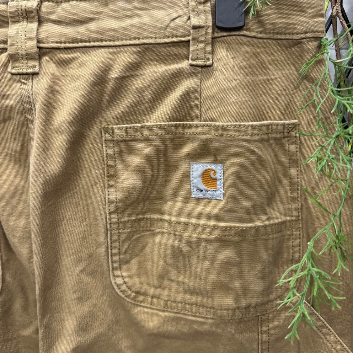 칼하트 루즈핏 덕 카펜터 워크 팬츠 후면 포켓 로고 포인트 브라운 상품이미지5