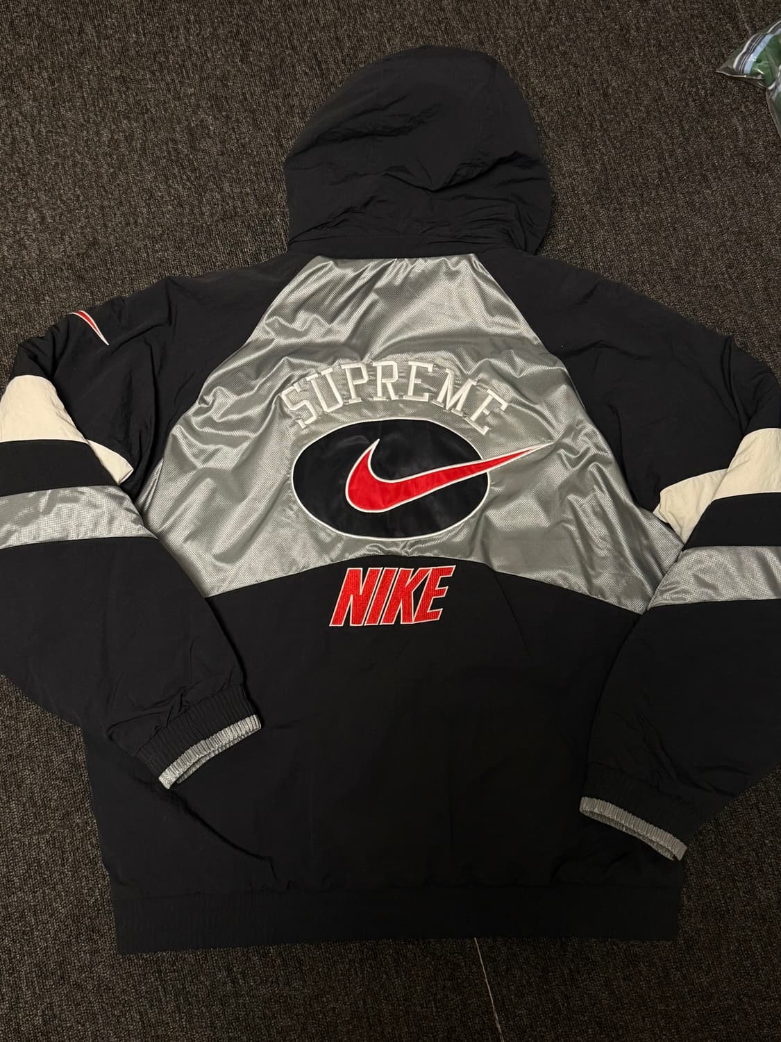[L] 슈프림 x 나이키 후드 스포츠 자켓 실버 - 19SS 상품이미지2