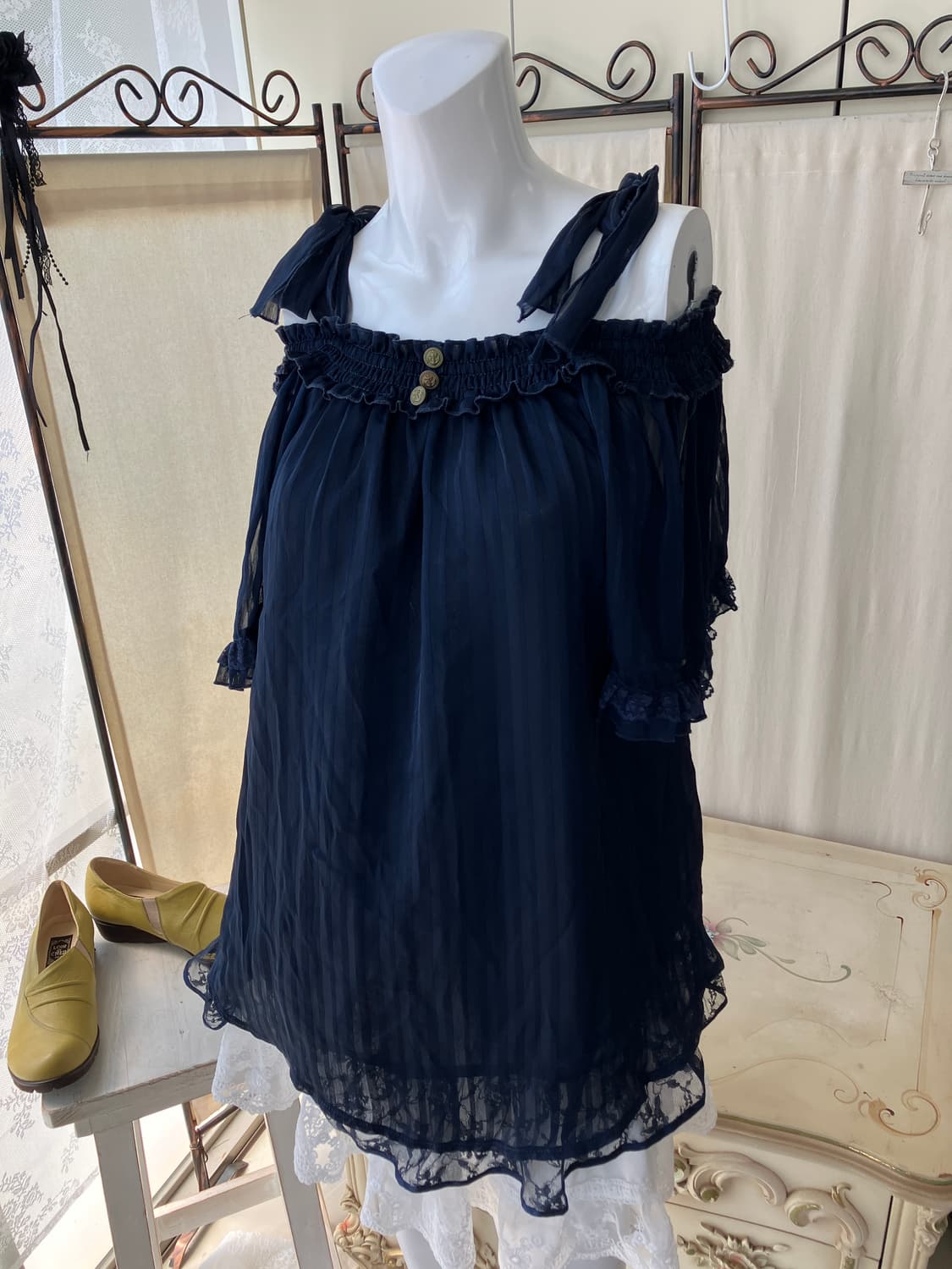 lace shirring strap off-shoulder blouse 상품이미지3