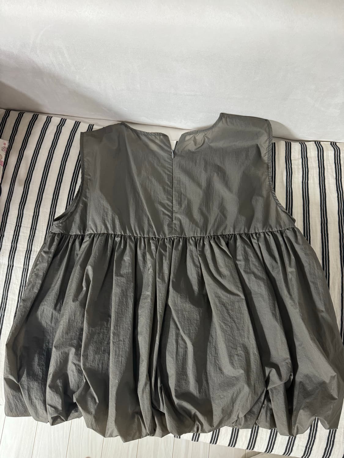 아모멘토 볼륨 슬리브리스 탑 상품이미지4