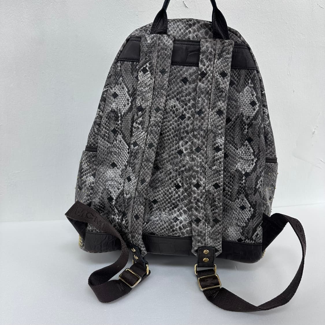 엠씨엠 MCM 아머 백팩 / 뱀피 스터드 백팩 /정품 게런티카드 보유 상품이미지5