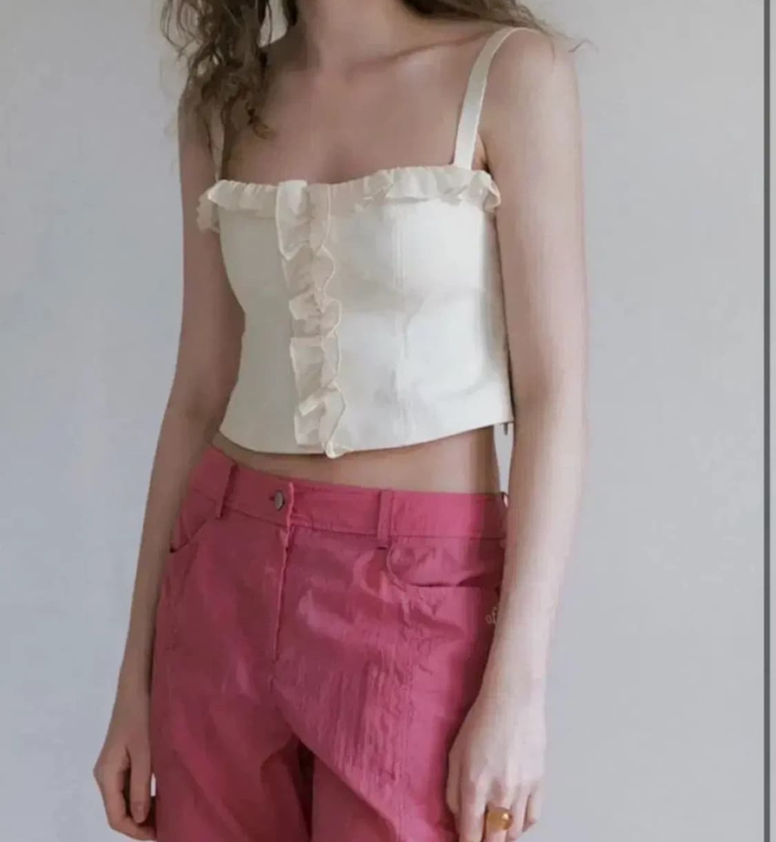 새상품) 권은비 착용, 오버듀플레어 리타 프릴 탑 블라우스 상품이미지1