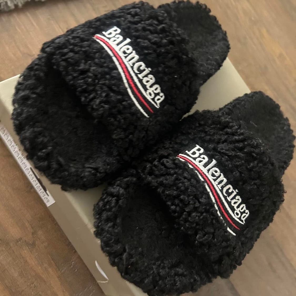 [구매] 발렌시아가 퍼 슬리퍼 상품이미지1