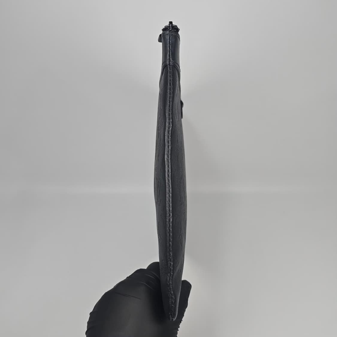 루이비통 모노그램 쉐도우 디스커버리 포쉐트 클러치백 상품이미지4