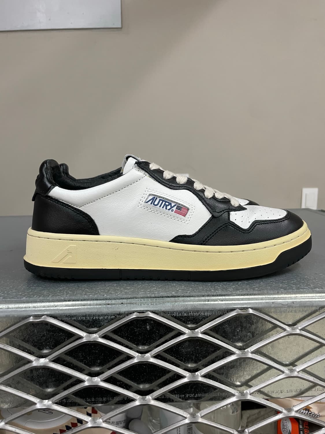 오트리 메달리스트 로우 블랙 40 상품이미지4