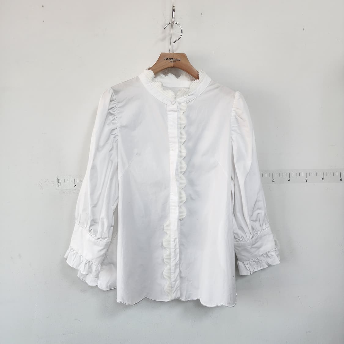 손정완 화이트 블라우스 프릴장식 상품이미지1