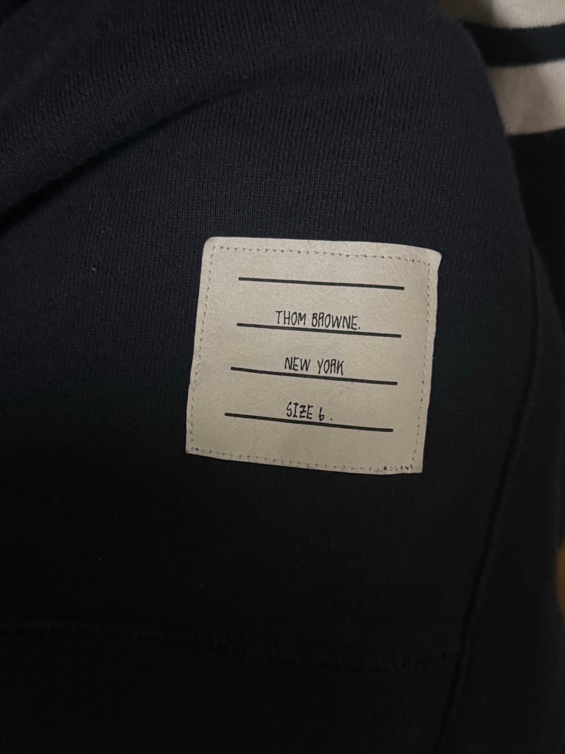 톰브라운 사선완장 맨투맨 네이비 6사이즈 신형 상품이미지5