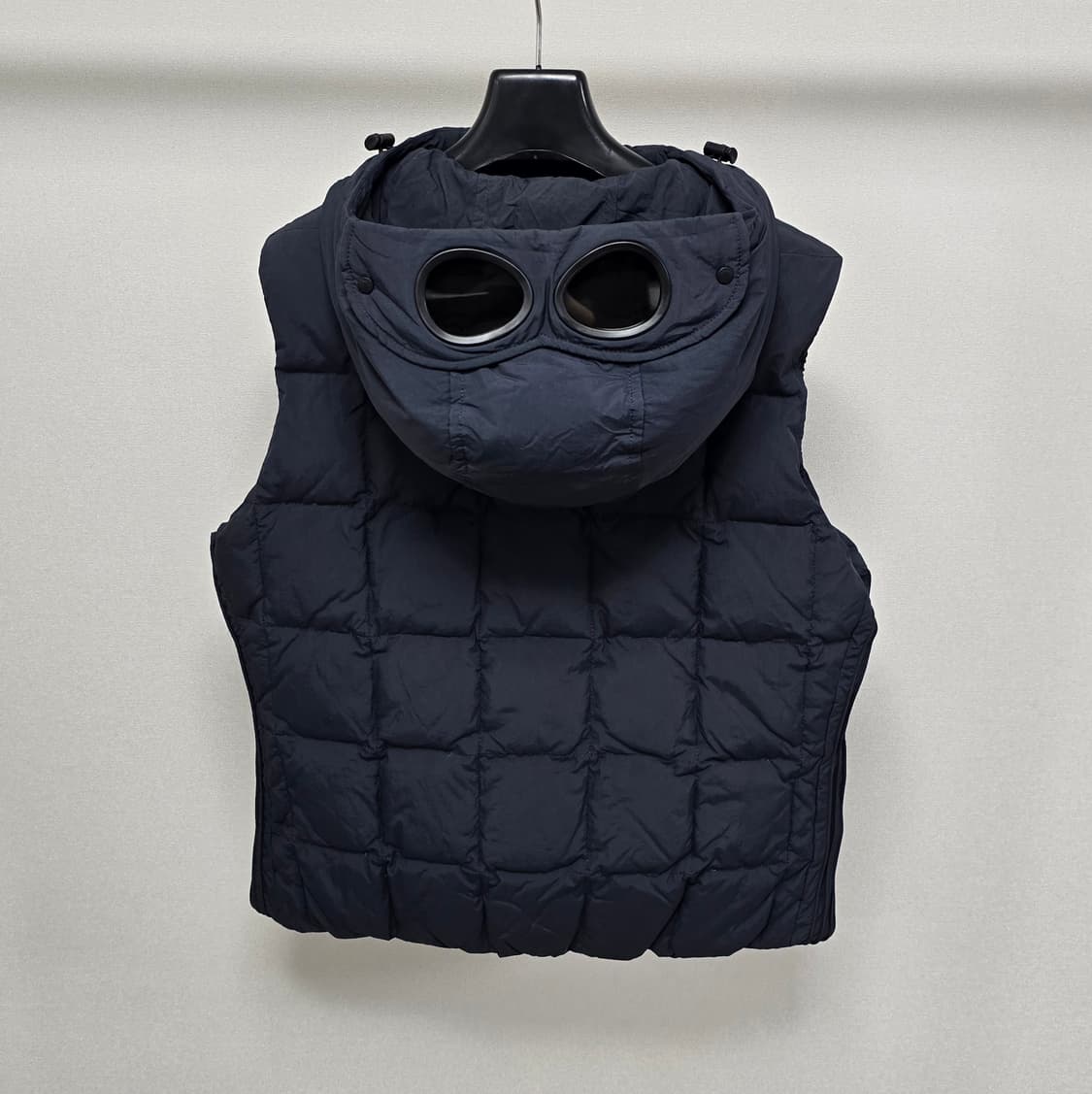 CP컴퍼니 고글 후드 패딩 조끼 m사이즈 95 판매 상품이미지1