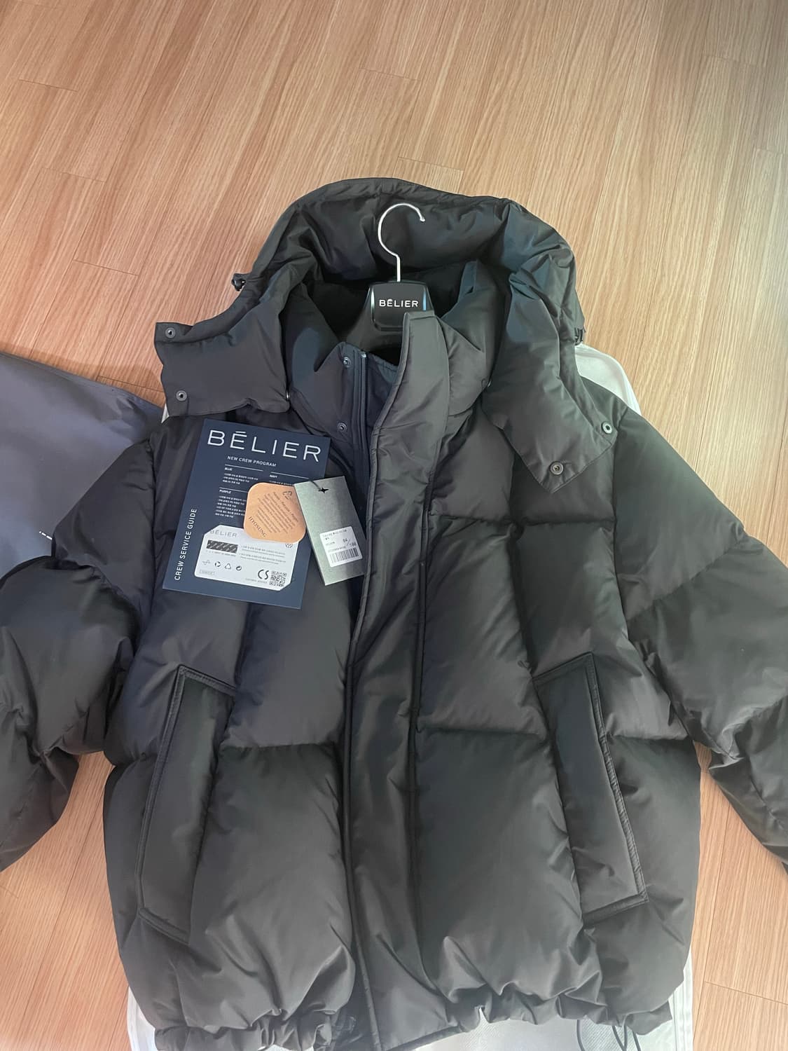 [100]벨리에 크로스 라인 패딩 후디드 구스 다운 블랙 상품이미지2