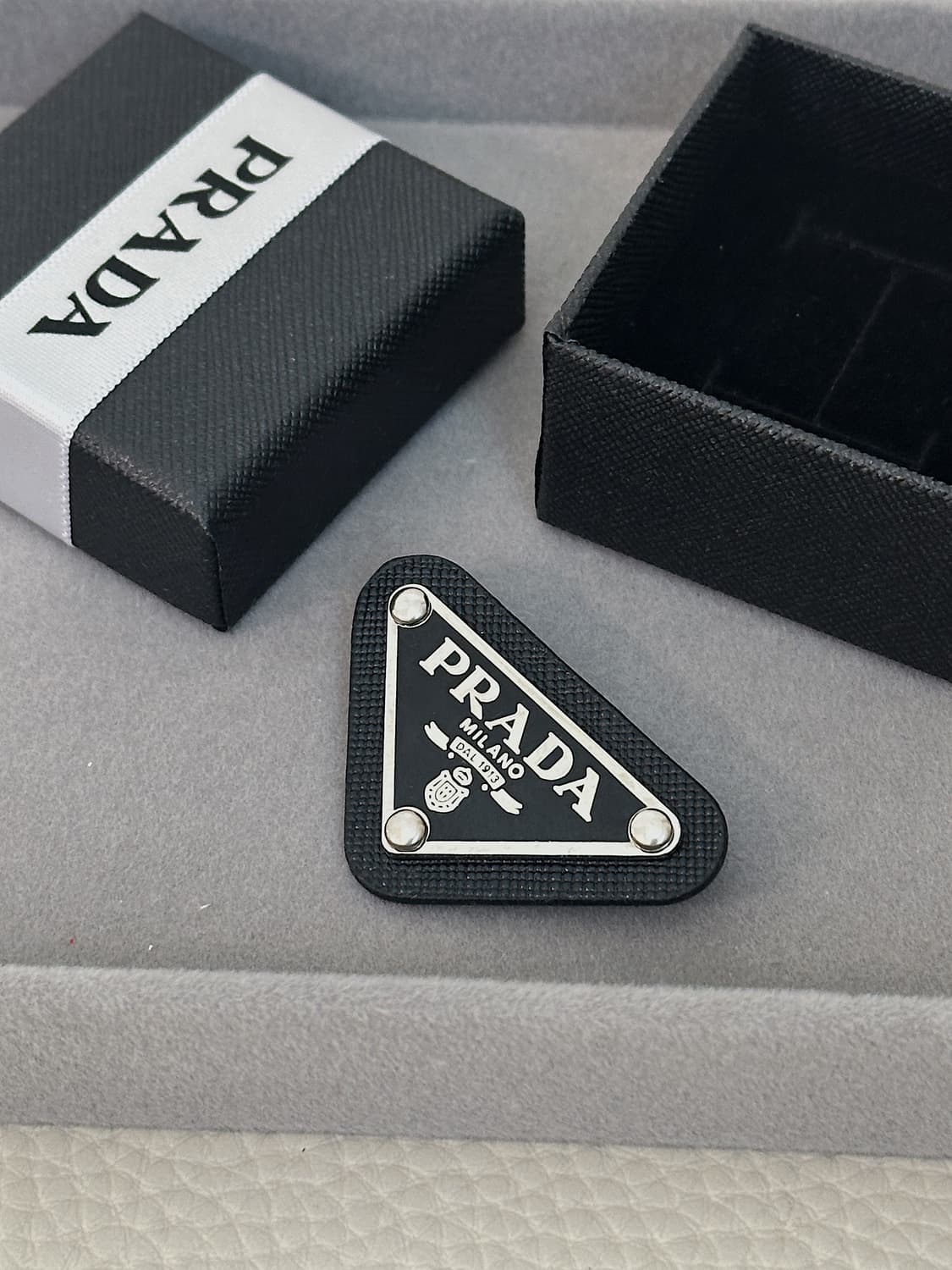 프라다 레더 빈티지 브로치 상품이미지2