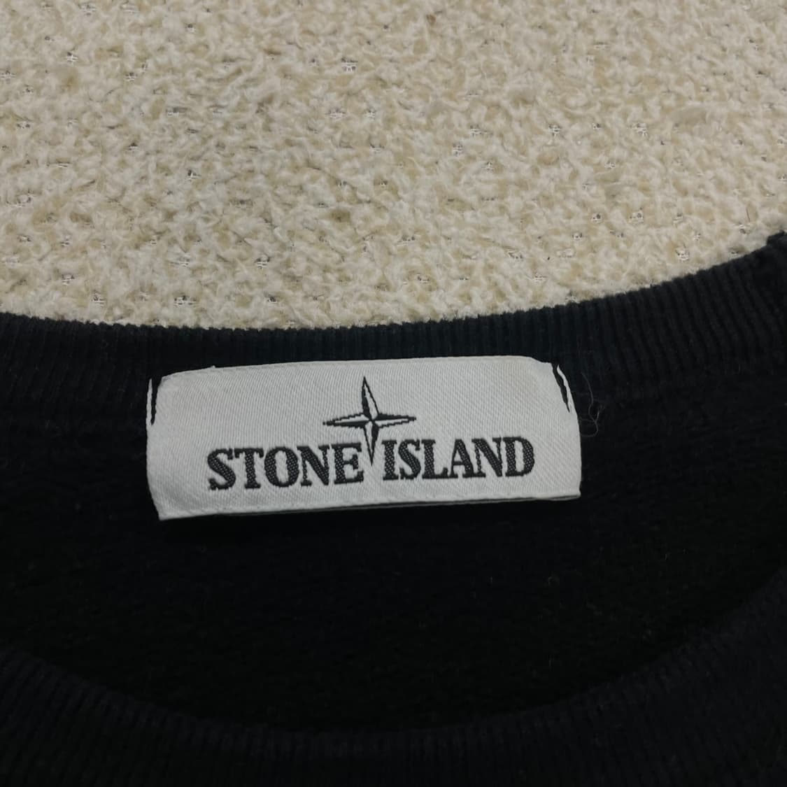 스톤아일랜드 와펜 패치 크루넥 맨투맨 블랙 상품이미지4