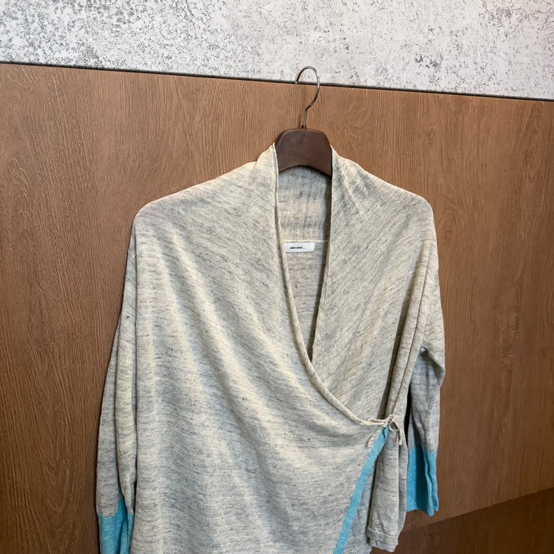 니코앤드 롱슬리브 랩 가디건 블루 배색 타이 스트랩 디테일 아이보리 상품이미지7