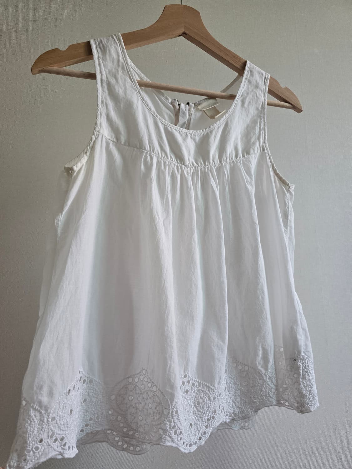 H&M Organic Cotton 자수 펀칭 슬리브리스 블라우스 상품이미지4