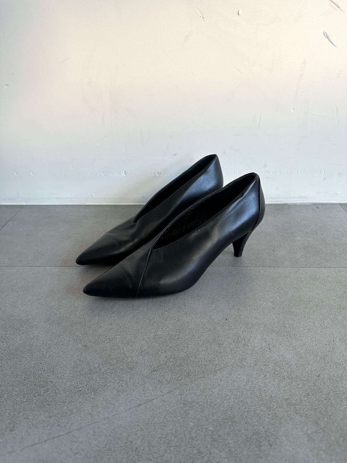 지방시 블랙 레더 나이프 힐 상품이미지3