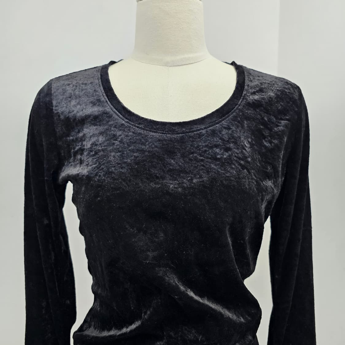 유니클로 블랙 벨벳 긴팔티셔츠 상품이미지4