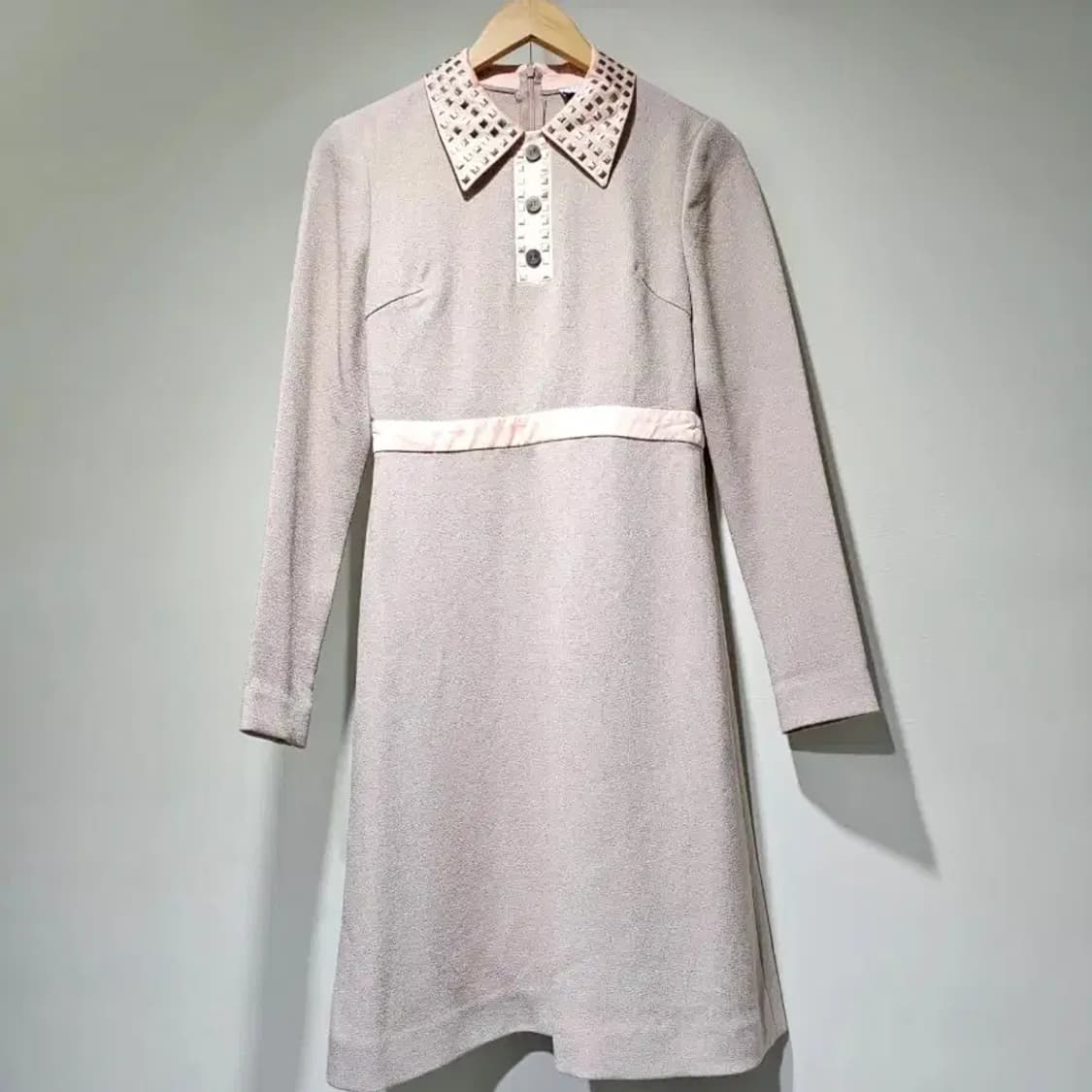 산드로 스터드 배색 카라 원피스 44반 상품이미지5