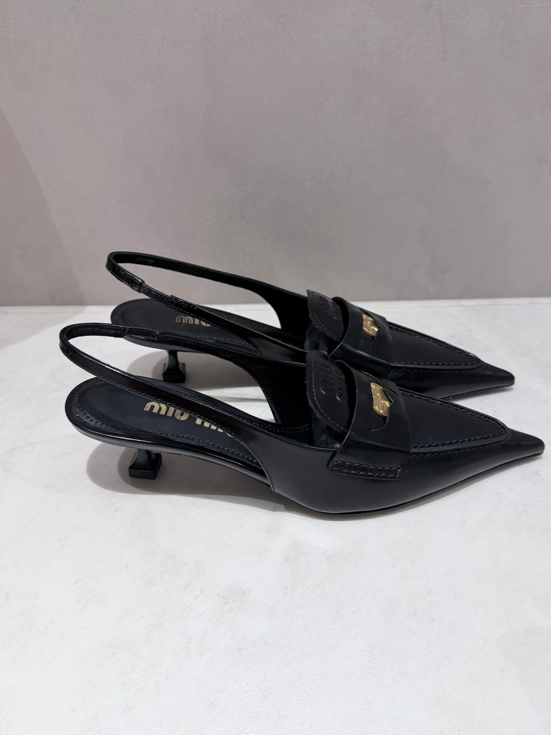 미우미우 레더 슬링백 펌프스 상품이미지2