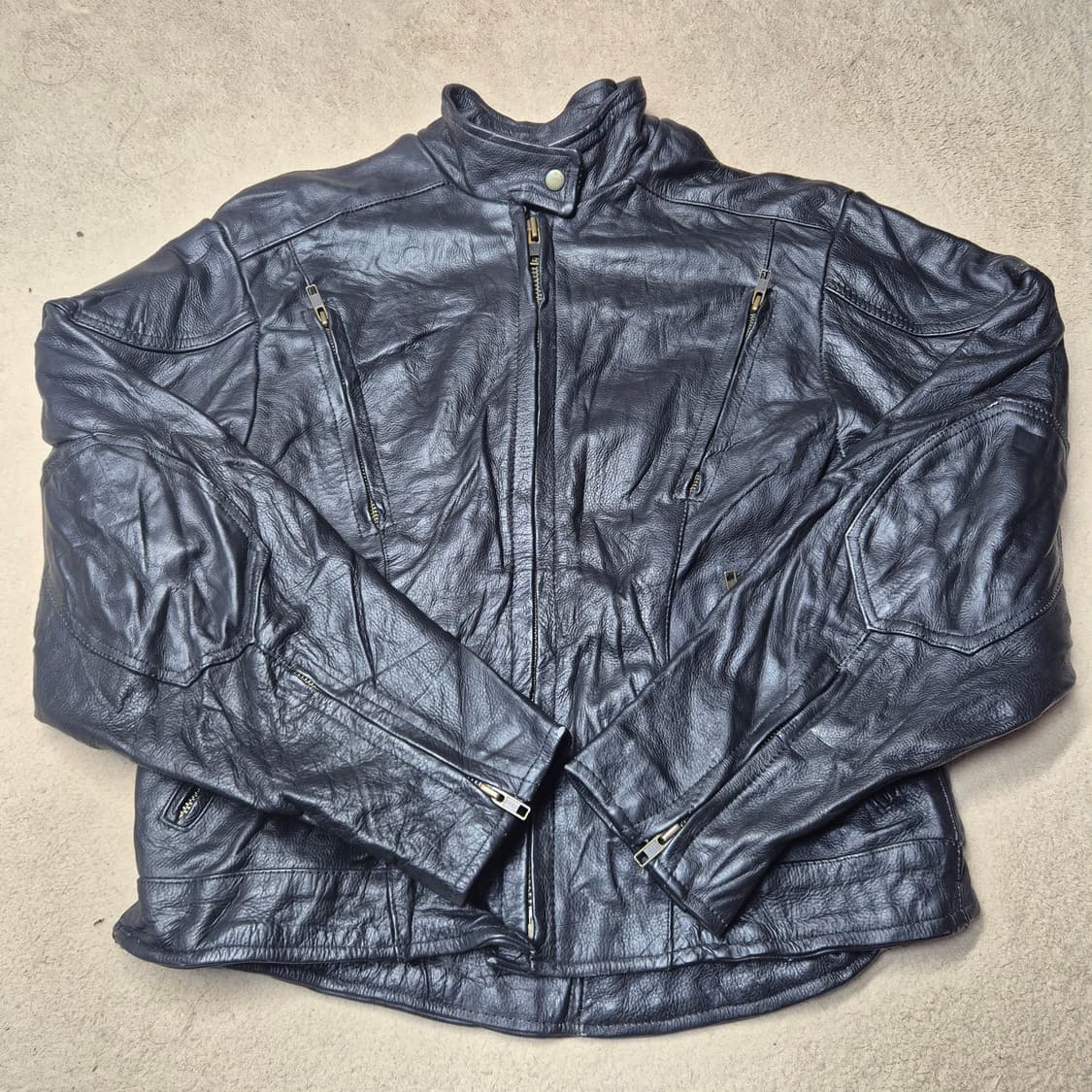 라이더 자켓 소가죽


  상품이미지1