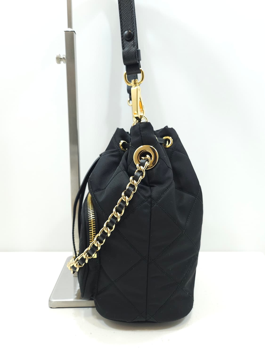 프라다 리에디션 1995 리나일론 체인 퀼팅 버킷백 상품이미지3