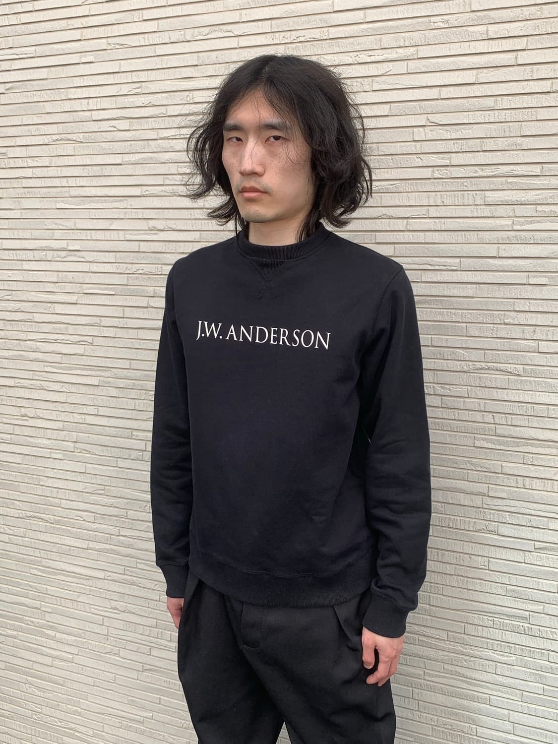 jw앤더슨 세리프 로고 맨투맨 (black) 상품이미지2