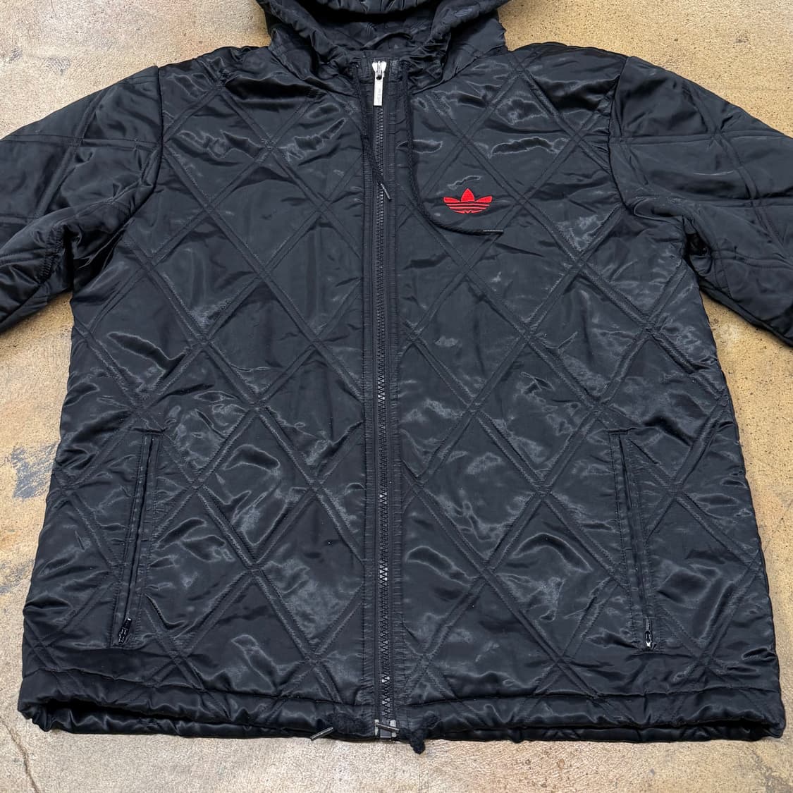 아디다스 검빨 블랙 레드 퀄팅 숏패딩 상품이미지3