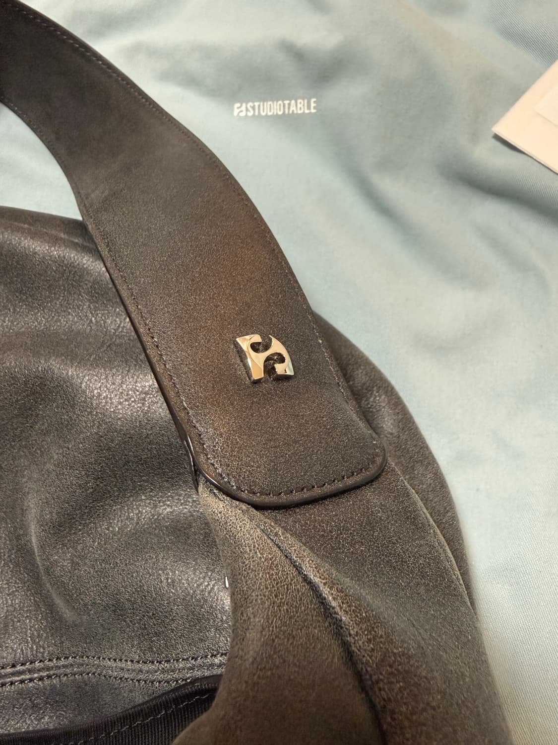 스튜디오테이블 크레페 빅 숄더백 워시드그레이 상품이미지3