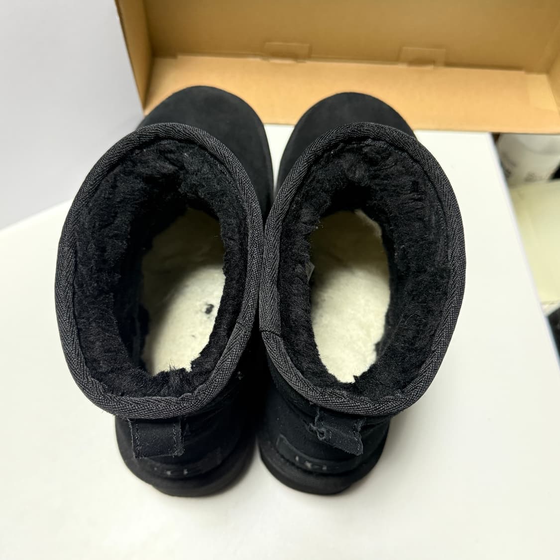 어그 240 스웨이드 미니 클래식 부츠 (클래식 미니 플랫폼) - 블랙 상품이미지2