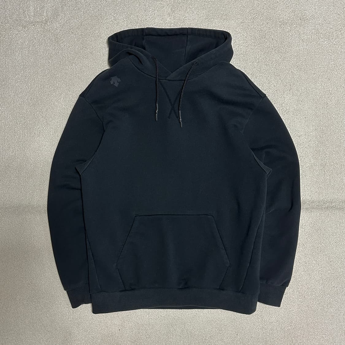 데상트 스판 뒷판 그래픽 오버핏 후드 티셔츠 상품이미지2