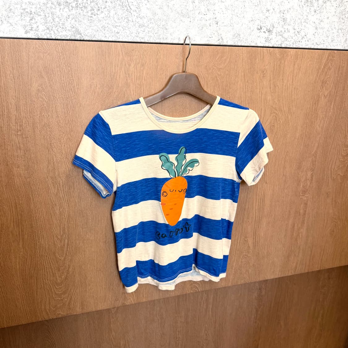 빈티지 라운드넥 반팔 티셔츠 스트라이프 당근 프린팅 디테일 블루 아이보리 상품이미지1