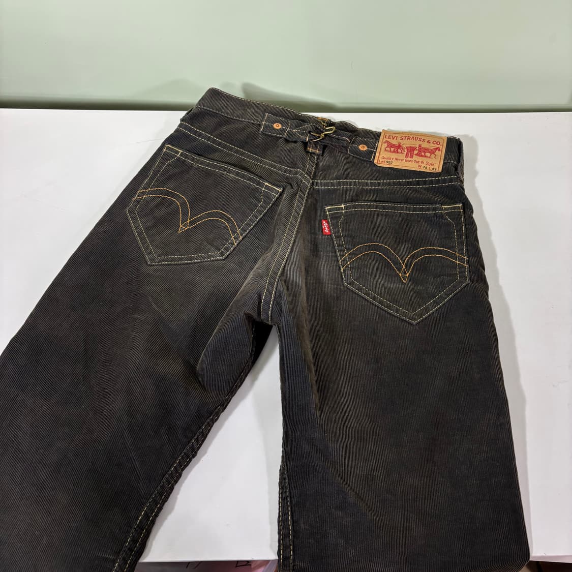 31-32 리바이스902 먹색 세미와이드 신치백 코듀로이팬츠 상품이미지1