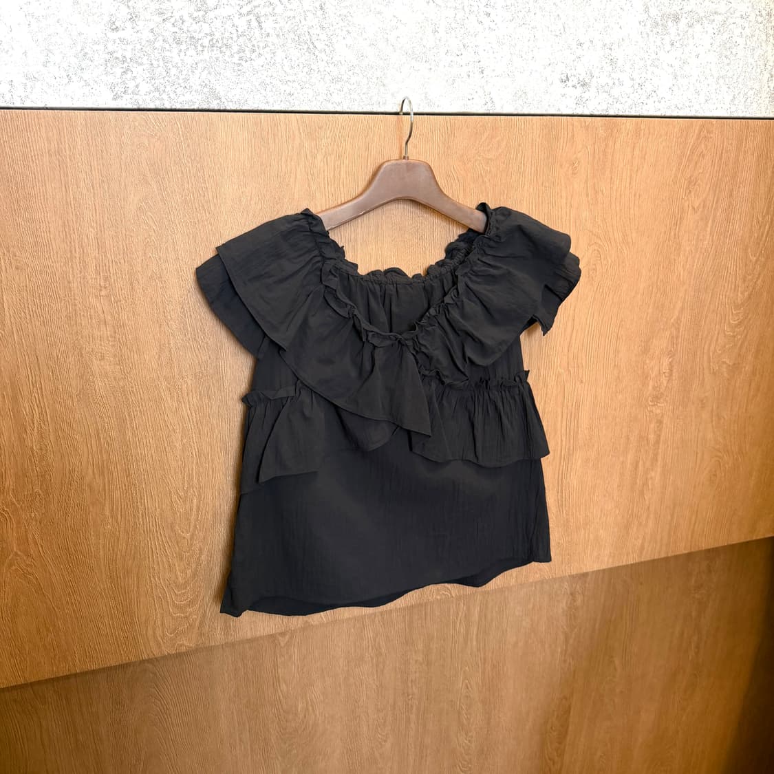 빈티지 브이넥 캡소매 블라우스 티셔츠 프릴 러플 디테일 레귤러핏 블랙 상품이미지1