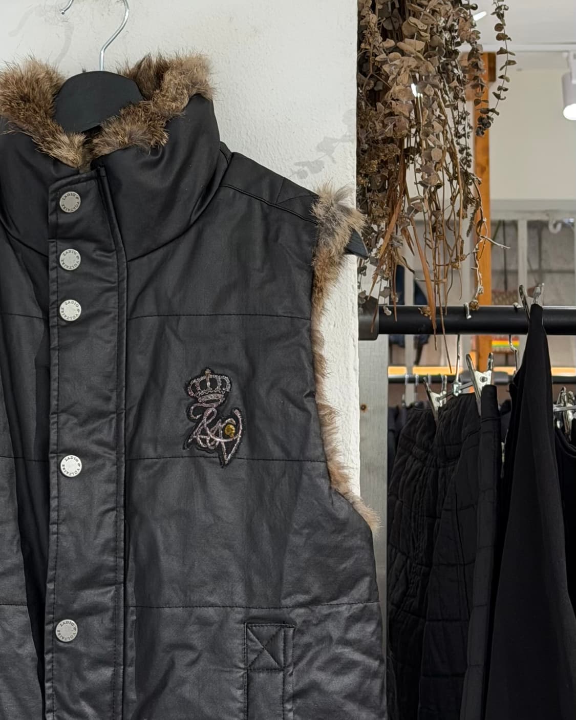 쟈딕앤볼테르 디럭스 블랙 코튼 래빗퍼 리버시블 베스트 상품이미지4